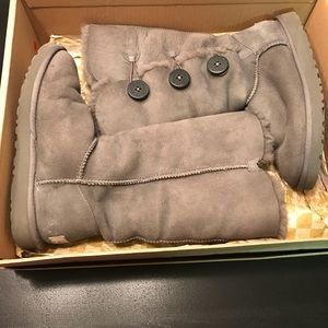 Ugg size 7 color gray